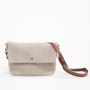 Bandolera de lino hecha a mano en Barcelona con diseño minimalista