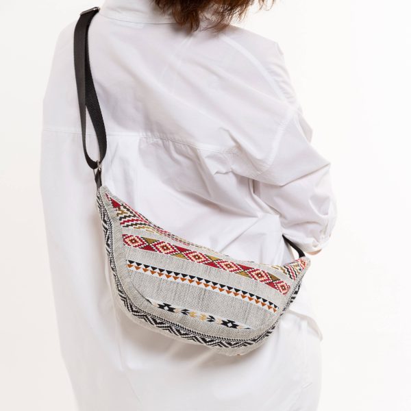 Riñonera de media luna con estampado tribal