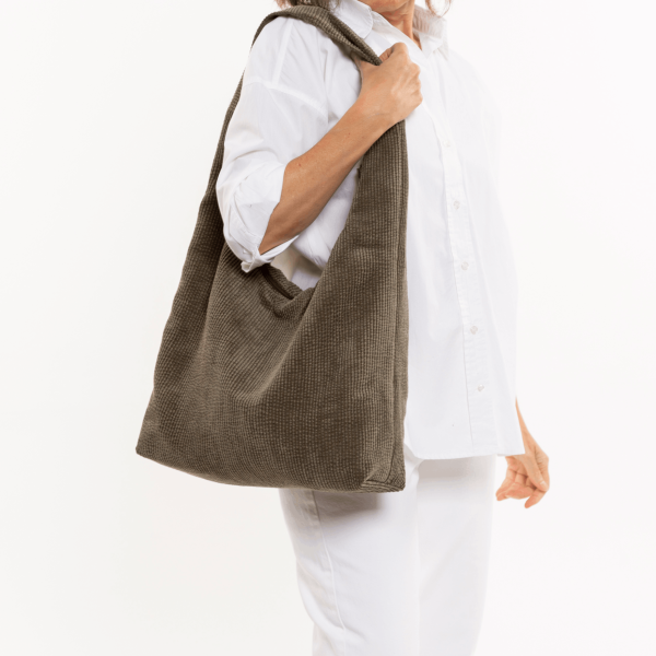 Bolso hobo de pana verde - Imagen 5