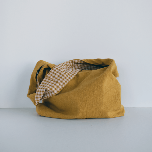 Bolso hobo de lino en color mostaza - Imagen 2
