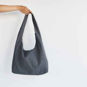 Bolso hobo de lino en color gris