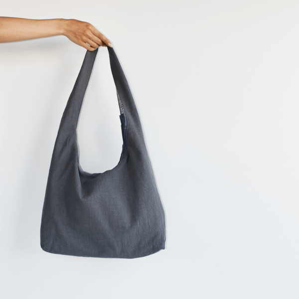 Bolso hobo de lino en color gris