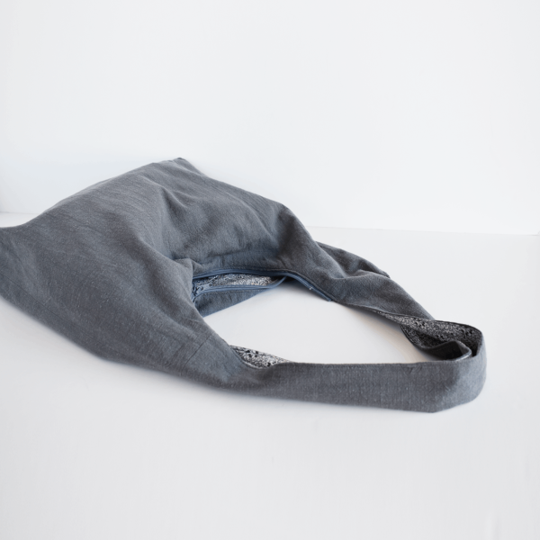 Bolso hobo de lino en color gris - Imagen 4