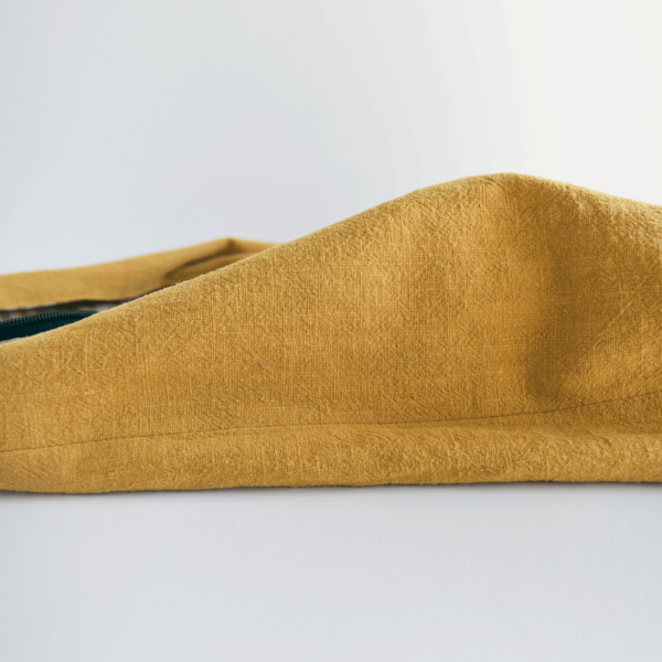 Bolso hobo de lino en color mostaza - Imagen 8